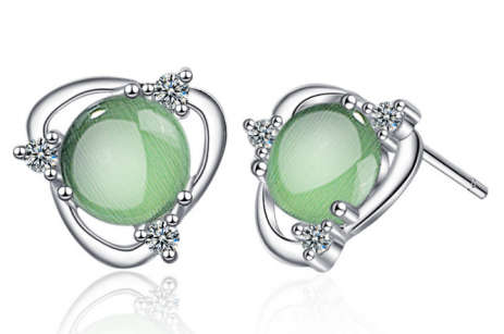 LOVELY GREEN STONE & CRYSTAL EARRINGS