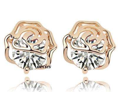 ADORABLE SWAROVSKI DIAMOND STUDS