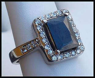 BEAUTIFUL BLACK & WHITE SAPPHIRE RING - SIZE 8
