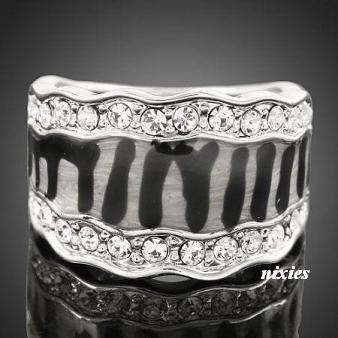 STUNNING ZEBRA STRIPE COCTAIL RING - SIZE 8(Q)
