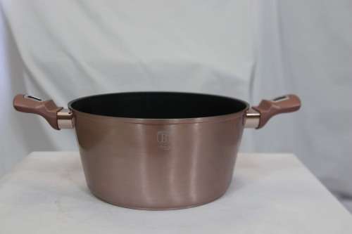 BERLINGER HAUS 28CM MARBLE COATING CASSEROLE-ROSEGOLD(SECOND HAND )(SKEWED)