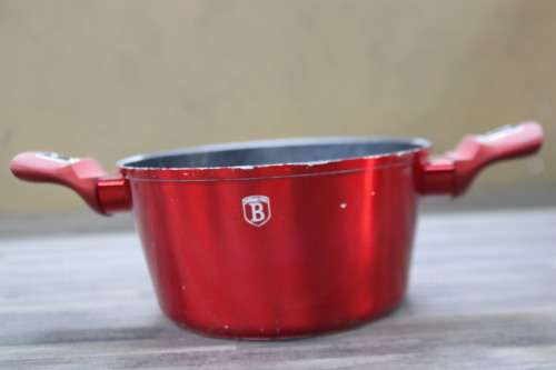 BERLINGER HAUS 20 CM MARBLE COATING CASSEROLE- METALLIC BURGUNDY(SECOND HAND)