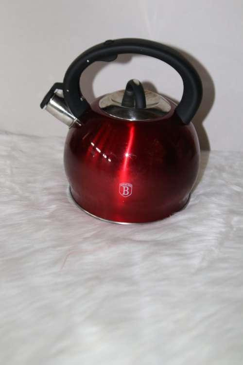 BERLINGER HAUS 3L STAINLESS STEEL WHISTLING KETTLE - BURGUNDY METALLIC