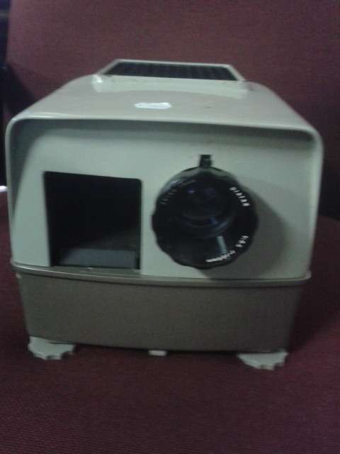 ZEISS IKONMAT SLIDE PROJECTOR IN CARRY CASE
