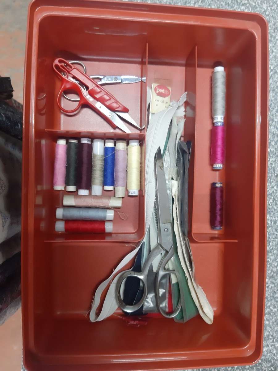 TUPPERWARE SEWING / CRAFT BOX