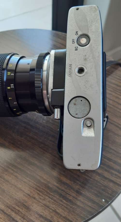 Vintage MINOLTA SRT 1016 Camera with f 80 - 200 mm lens
