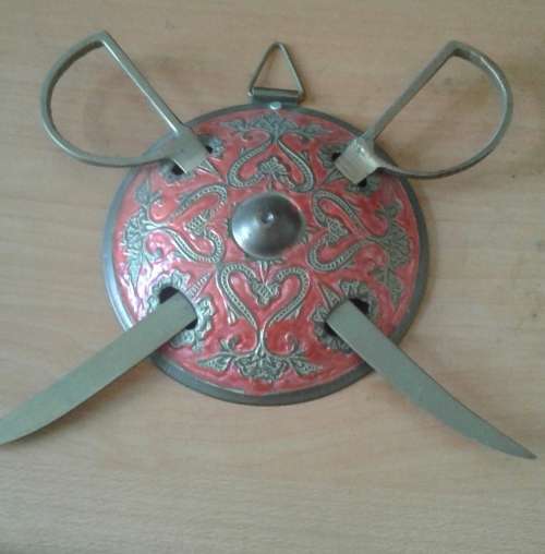 ANTIQUES and COLLECTABLES: 4 FOUR  HANDCRAFTED DECORATIVE BRASS INDIAN SHIELDS WITH SWORDS