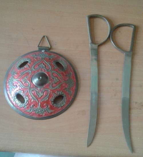 ANTIQUES and COLLECTABLES: 4 FOUR  HANDCRAFTED DECORATIVE BRASS INDIAN SHIELDS WITH SWORDS