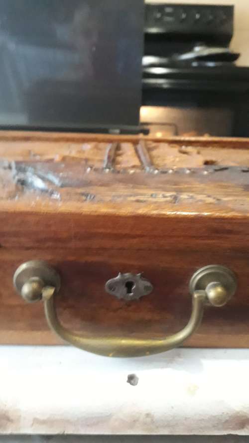 ANTIQUES AND COLLECTABLES: SOLID WOODEN CASE WITH HAND CRAFTED SHIP ON LID AND BRASS HANDLE