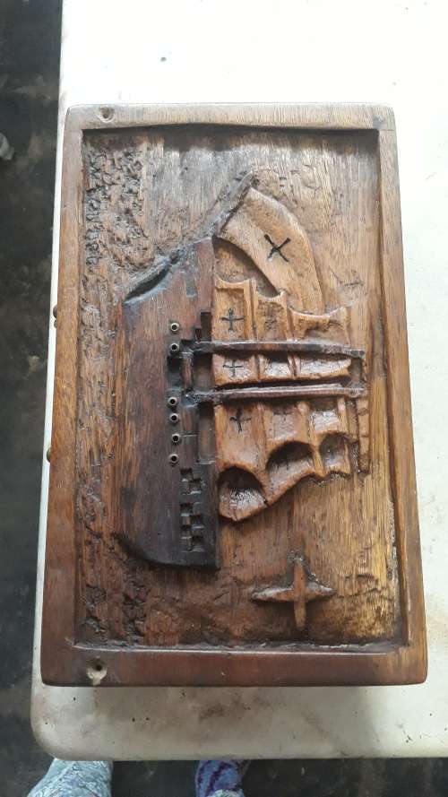 ANTIQUES AND COLLECTABLES: SOLID WOODEN CASE WITH HAND CRAFTED SHIP ON LID AND BRASS HANDLE