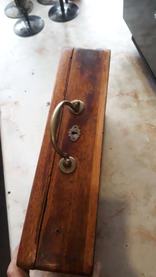 ANTIQUES AND COLLECTABLES: SOLID WOODEN CASE WITH HAND CRAFTED SHIP ON LID AND BRASS HANDLE