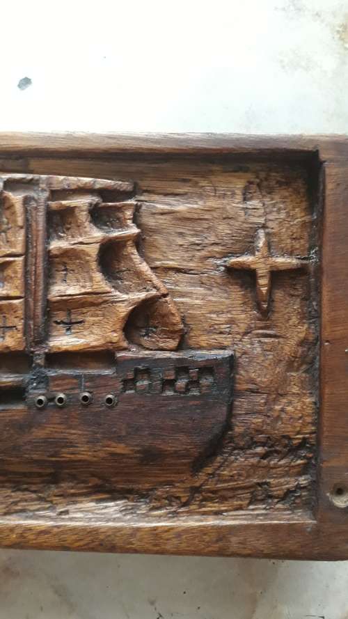 ANTIQUES AND COLLECTABLES: SOLID WOODEN CASE WITH HAND CRAFTED SHIP ON LID AND BRASS HANDLE