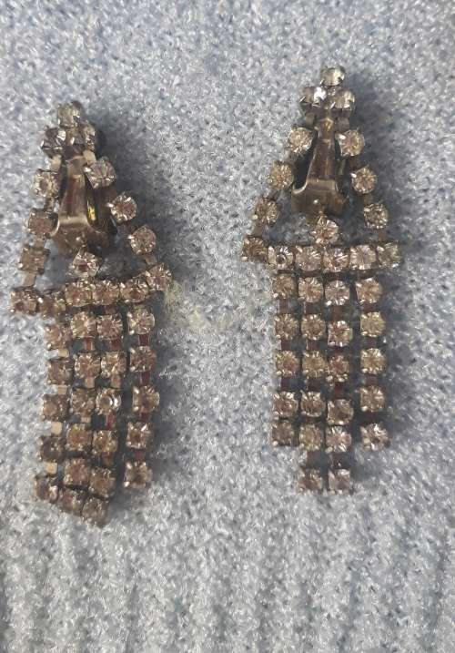 JEWELLERY: VINTAGE CLIP ON EARRINGS