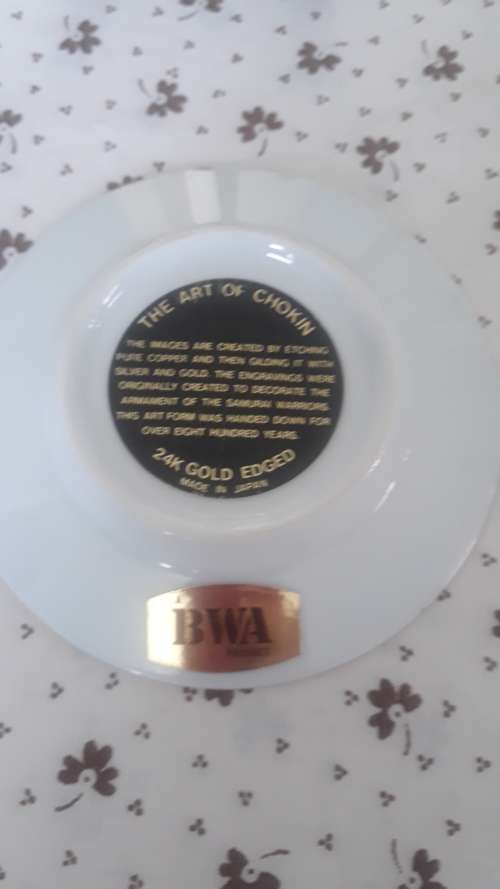 ART OF CHOKIN JAPAN PEACOCK 24K TRIM DECORATIVE COLLECTOR PLATE SET WITH STANDS