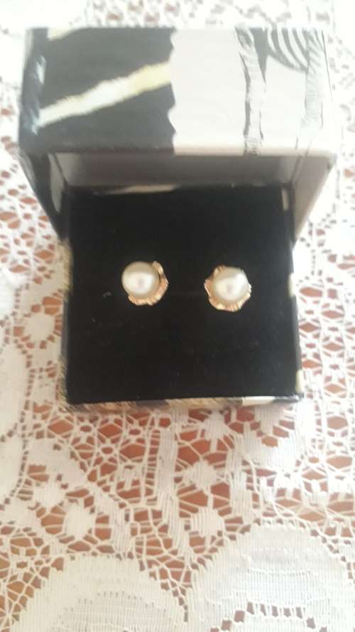 Pink White Genuine Pearls 6 and 1/2 mm comes with valuation certificate