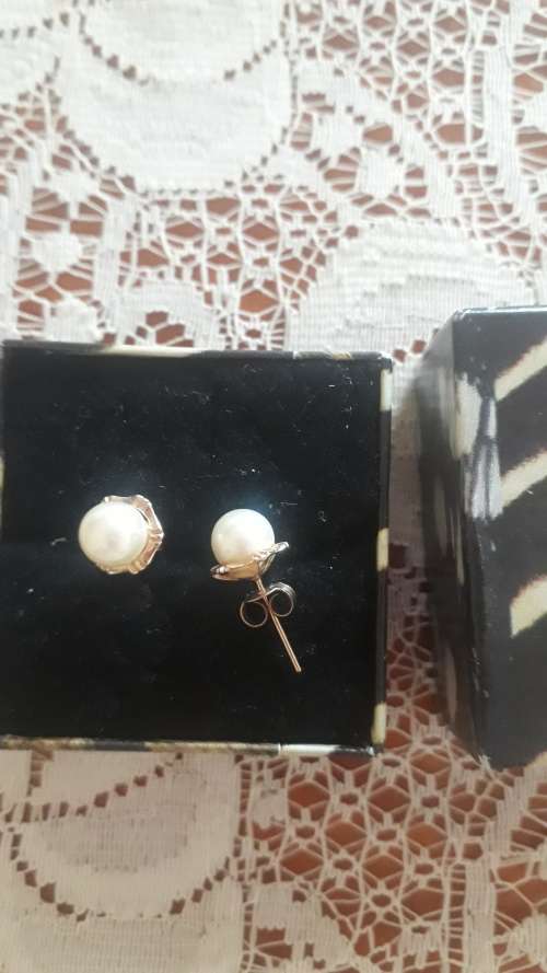 Pink White Genuine Pearls 6 and 1/2 mm comes with valuation certificate