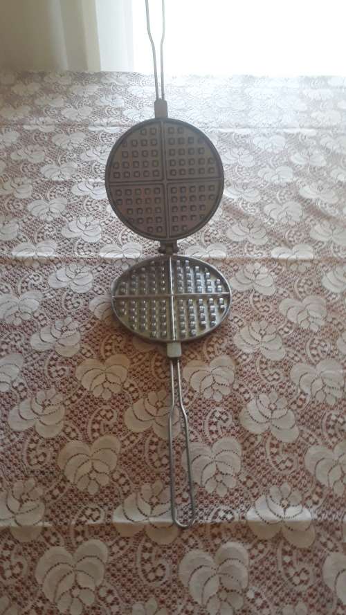 VINTAGE WAFFEL MAKER METAL