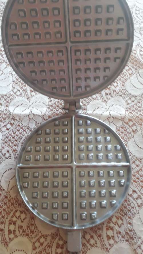 VINTAGE WAFFEL MAKER METAL