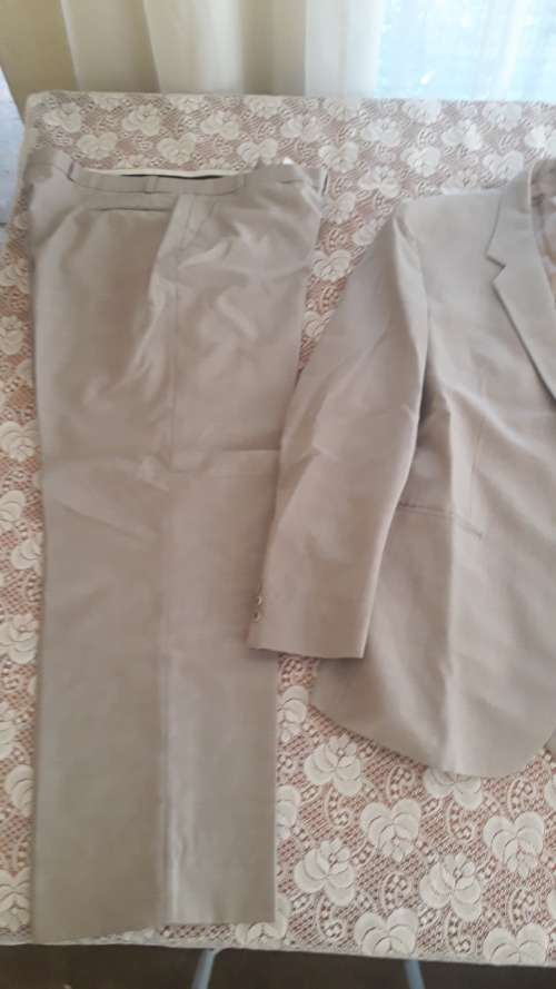 Light Coloured Suite - Pre-Loved