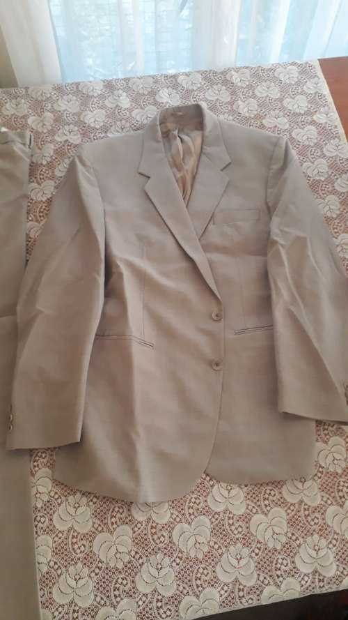 Light Coloured Suite - Pre-Loved