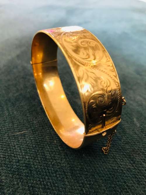 **Stunning Large Vintage 9ct Gold metal core Bangle..Dont Miss Out!!