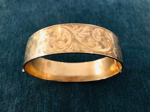 **Stunning Large Vintage 9ct Gold metal core Bangle..Dont Miss Out!!