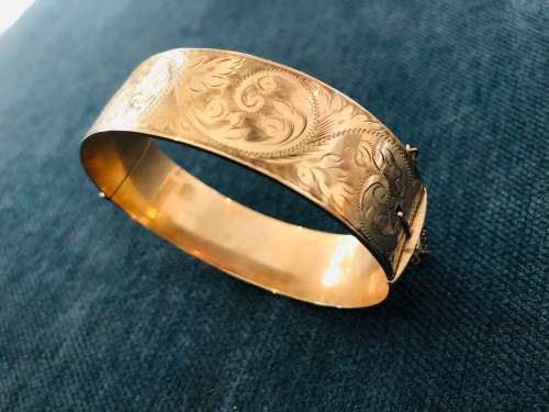 **Stunning Large Vintage 9ct Gold metal core Bangle..Dont Miss Out!!