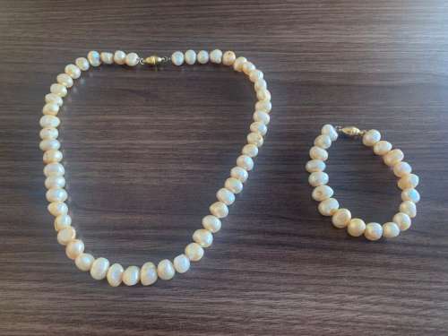 Vintage Solid Pearl Style Necklace & Bracelet!Stunning!