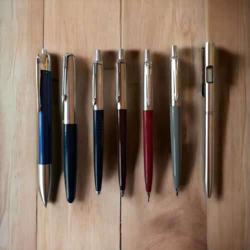 Stunning vintage collectors assortment of Parker pens with cases