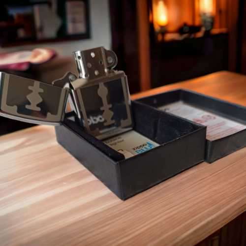 Stunning Vintage rare collectors Zippo lighter silver with pattern never been used