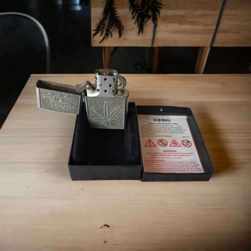 Stunning rare collectors Zippo lighter with the green leaf emblem with original casing