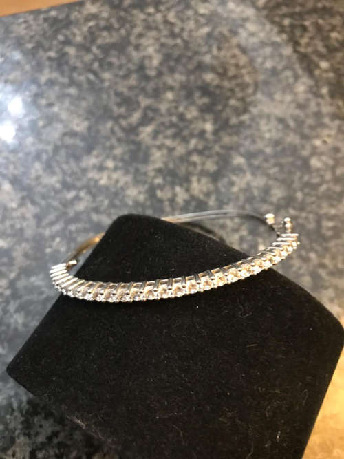 !!R1 Start!!No Reserve!! Beautiful Sterling Silver Bangle!! Dont Miss Out!!!