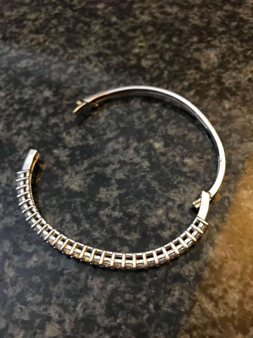 !!R1 Start!!No Reserve!! Beautiful Sterling Silver Bangle!! Dont Miss Out!!!