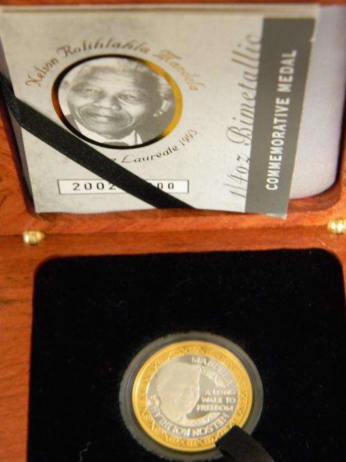 2011 Mandela 1/4oz Gold Proof Medallion no 2002 / 4000 - Cert + Box