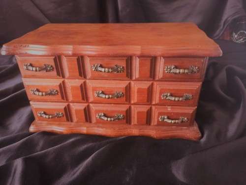 VINTAGE WOODEN HONEY TONE MUSICAL JEWELRY BOX