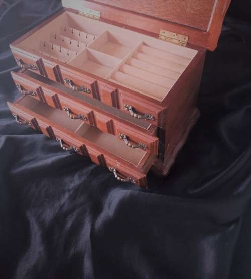 VINTAGE WOODEN HONEY TONE MUSICAL JEWELRY BOX
