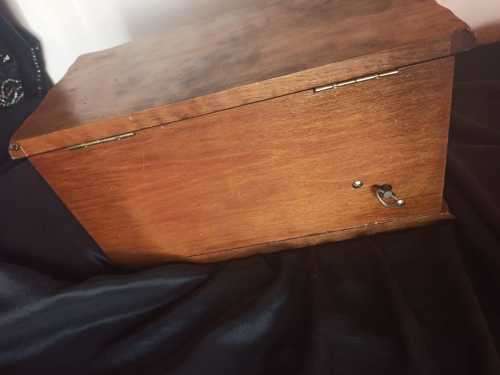 VINTAGE WOODEN HONEY TONE MUSICAL JEWELRY BOX