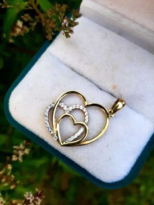 SOLID 9CT GOLD DIAMOND TRIPLE HEART PENDANT