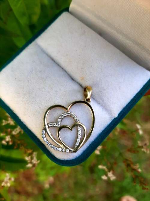 SOLID 9CT GOLD DIAMOND TRIPLE HEART PENDANT