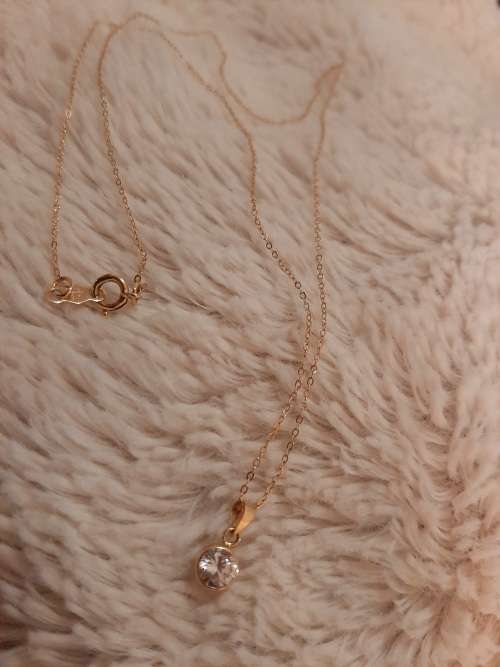 9CT SOLID GOLD CHAIN AND PENDANT SET