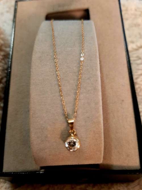 9CT SOLID GOLD CHAIN AND PENDANT SET