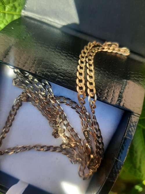 9CT SOLID GOLD CHAIN AND PENDANT SET