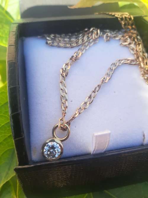 9CT SOLID GOLD CHAIN AND PENDANT SET