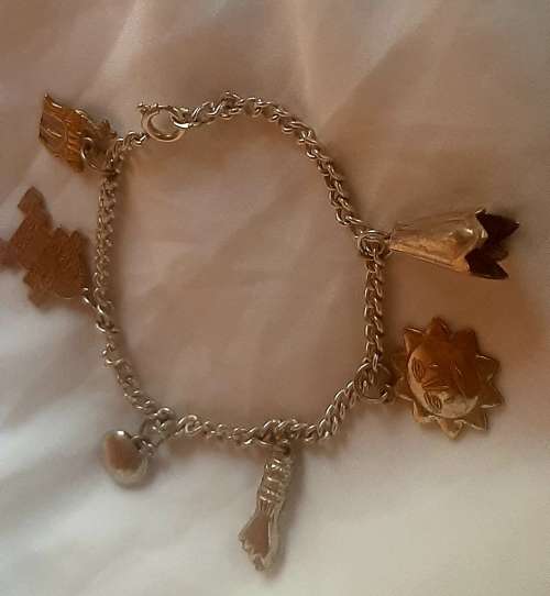 VINTAGE CHARM BRACELET LOT