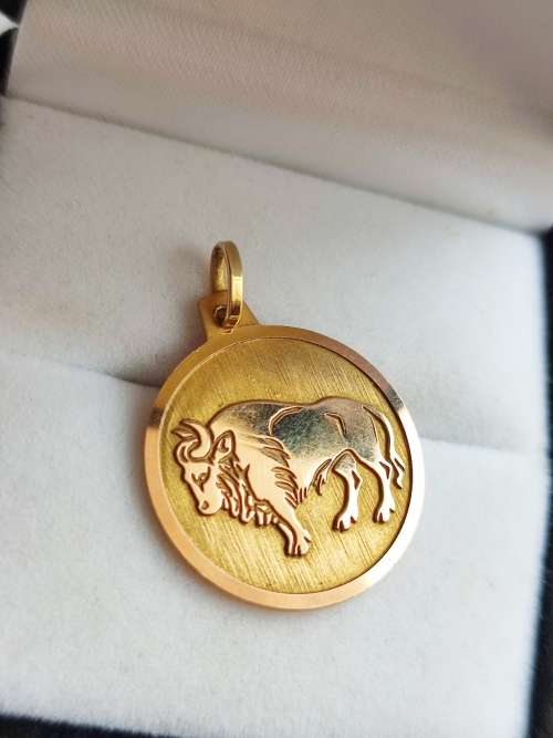 9CT  YELLOW GOLD TAURUS ZODIAC SYMBOL