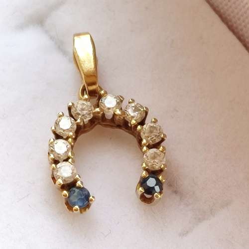 9CT GOLD SAPPHIRE HORSE SHOE PENDANT