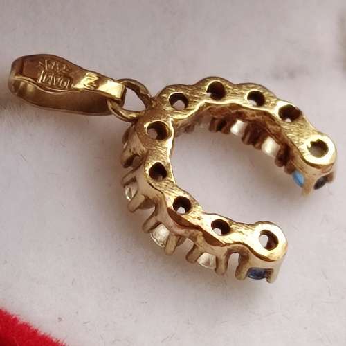 9CT GOLD SAPPHIRE HORSE SHOE PENDANT