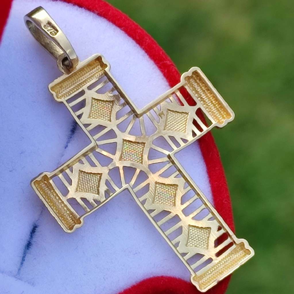 9CT GOLD LARGE CROSS PENDANT