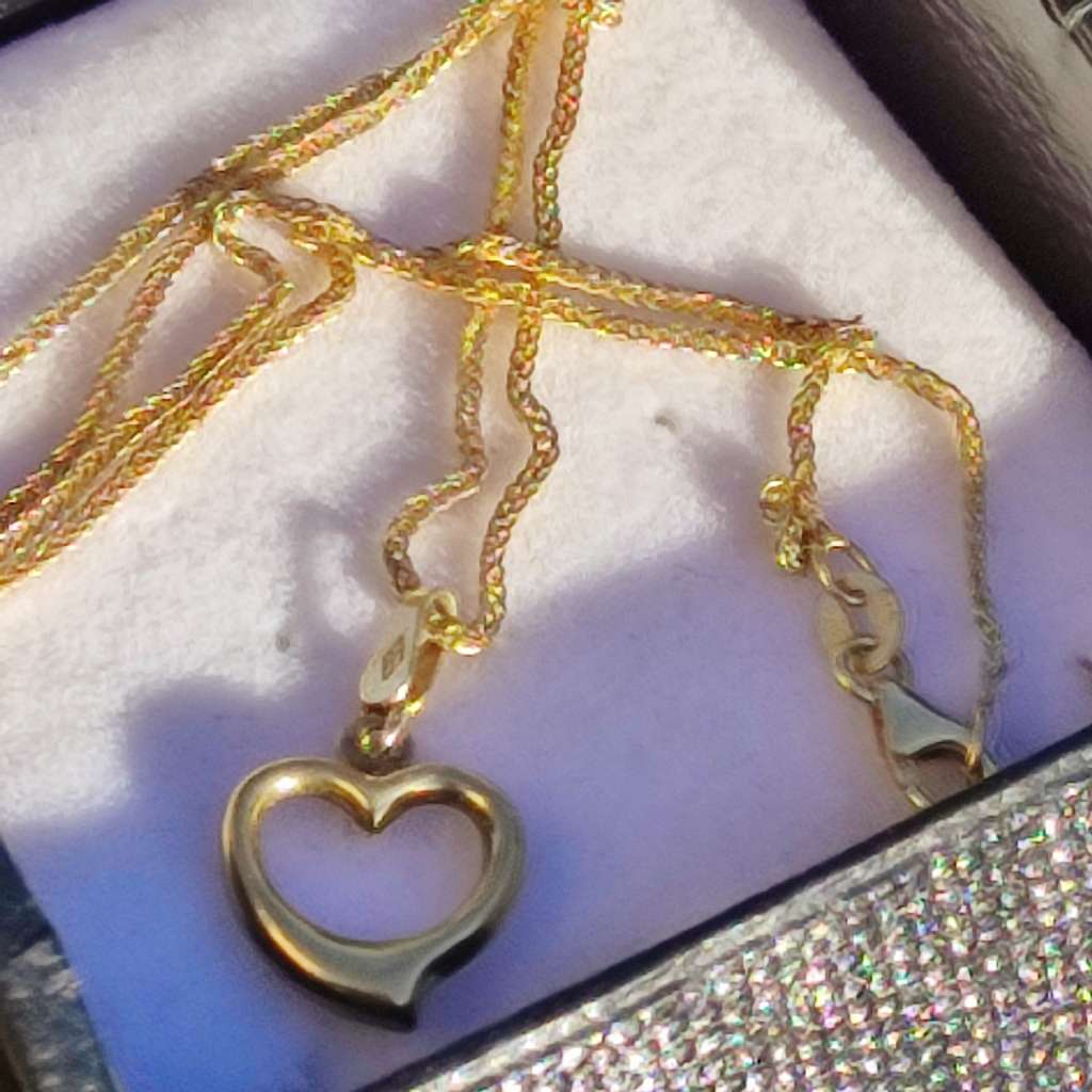 9CT GOLD PENDANT AND CHAIN SET