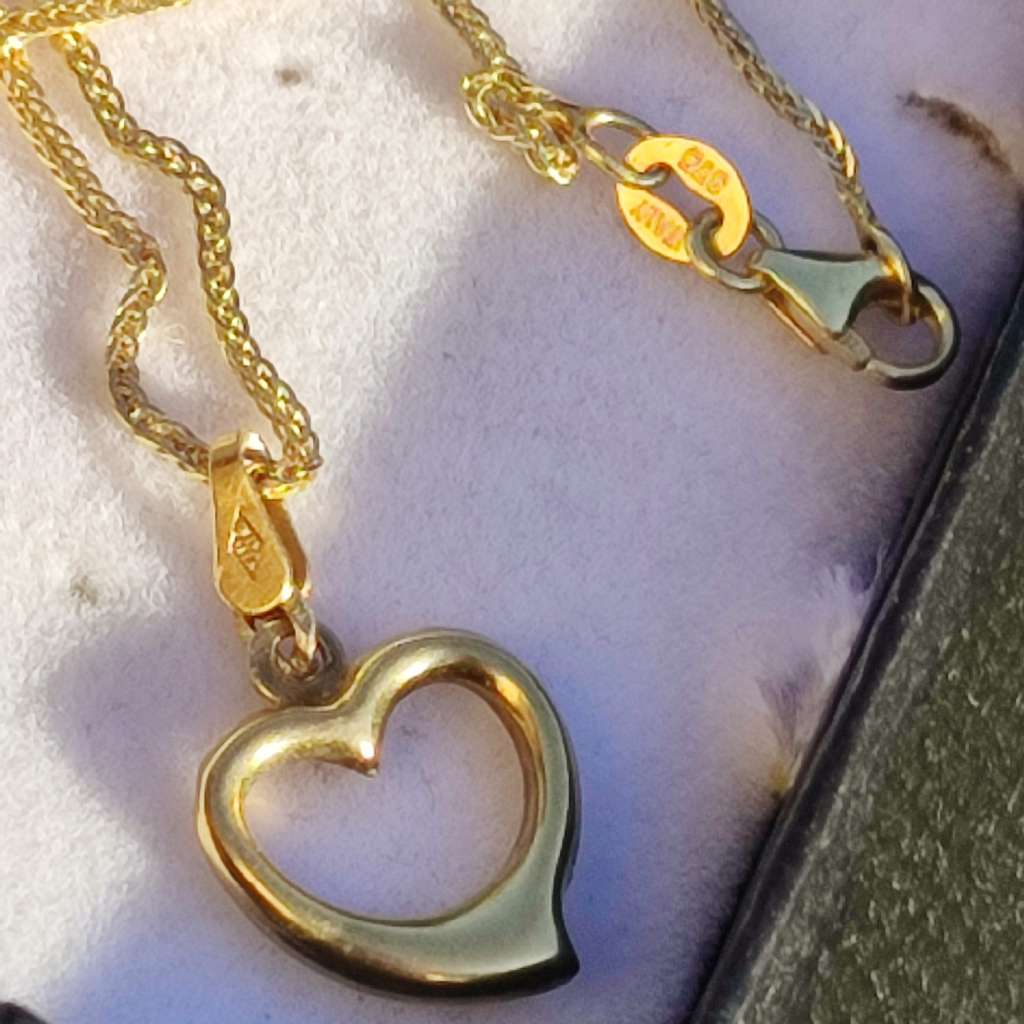 9CT GOLD PENDANT AND CHAIN SET
